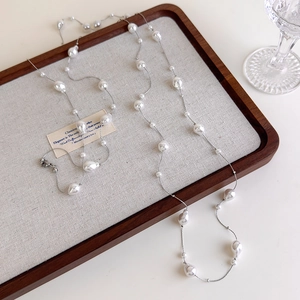 Lange Barockperlenkette mit eleganter Silberkette in luxuriöser Präsentation