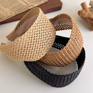 Serre-tête large tressé en paille pour femme disponible en beige, kaki et noir élégant