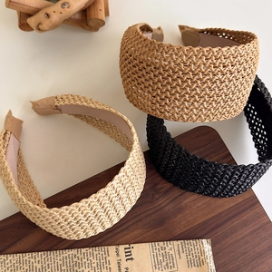 Trois serre-têtes larges en paille tressée minimalistes en beige, marron et noir