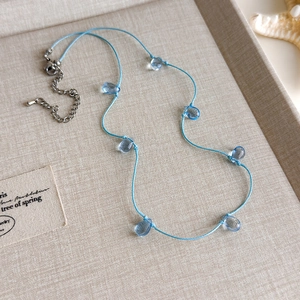 Details der blauen Perlenkette mit Kristallanhängern und Karabinerverschluss