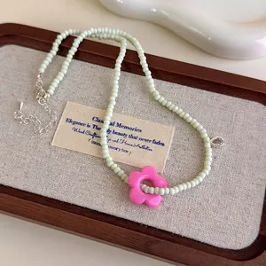 Collier Perlé Vert Menthe Style Dopamine Avec Pendentif Fleur en Résine Rose Pour Femme Ras du Cou Perles de Verre Doux