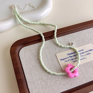 Collier de perles avec pendentif fleur rose et perles vert menthe avec fermoir réglable