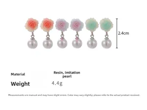 Vue détaillée des boucles d'oreilles camélia et perle de 2,4 cm avec spécifications
