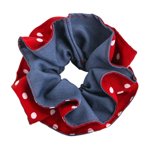Rotes Punktmuster und denimblaues Haargummi im süßen Retro-Märchenstil Design