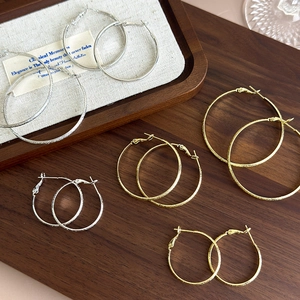 Set of 5 minimalist gold and silver hoop earrings with textured and smooth finishes