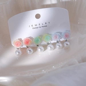 Set de boucles d'oreilles romantiques camélia et perles avec pétales roses, verts et bleus