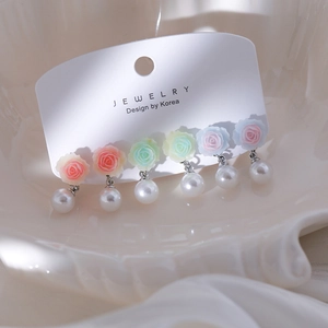 Élégant ensemble de six boucles d'oreilles camélia rose et perle en couleurs pastel