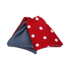 Detailansicht der blauen Denim- und roten Polka-Dot-Stofftextur des Haarschmucks