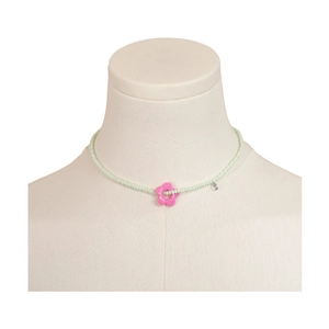 Collier ras du cou perlé fleur rose et perles vert menthe sur mannequin de cou
