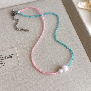 Detailansicht der handgefertigten Perlenkette mit blau-rosa Perlen und Pilzanhänger