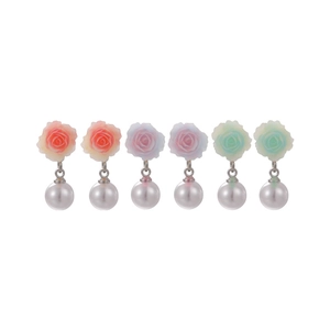 Trois paires de boucles d'oreilles élégantes camélia en résine et perles en couleurs