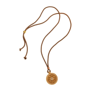 Collier ethnique avec pendentif rond évidé doré et corde tressée marron ajustable