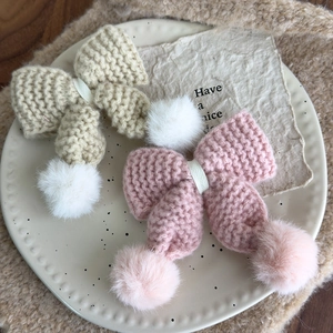 Süße Strickschleifen Haarklammern mit weichen Bommeln in Beige und Rosa für Damen