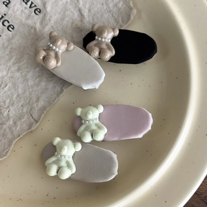 Süße cremefarbene 3D-Bären-Haarspangen mit Perlen auf satinbezogenen Entenschnabel-Clips
