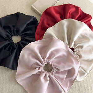 Lot de quatre chouchous géants en satin élégant en bordeaux, noir, rose et champagne
