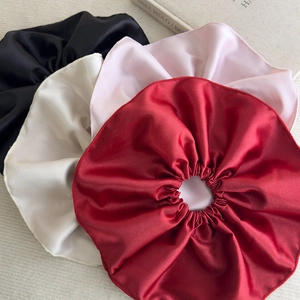 Chouchous élégants en satin rouge, rose, blanc et noir avec une finition soie lisse