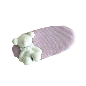 Süße lila Haarspange aus Stoff mit 3D-Bärenfigur und kleinen Perlendetails für Mädchen