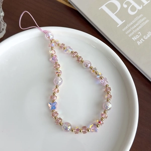 Détail des perles en verre rose iridescent et du charm papillon sur ce cordon téléphone
