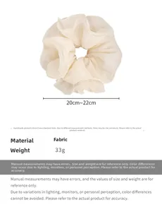 Vue macro du tissu plissé de l'élastique géant à 4 couches beige avec texture détaillée