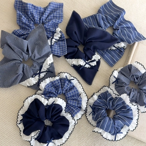 Lot de 7 chouchous bleus à carreaux et rayures avec dentelle et nœuds sur beige