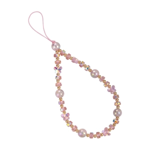 Bijou de téléphone avec papillon rose, perles nacrées et perles colorées sur fond blanc