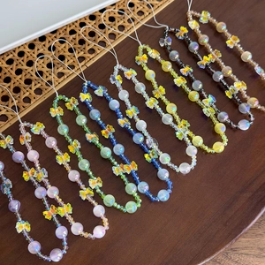 Dragonne de téléphone en perles colorées avec breloque papillon irisées multi-couleurs