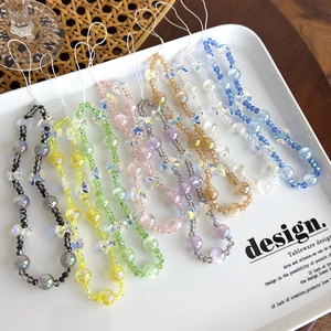 Dragonne de téléphone perlée colorée avec papillons en cristal en plusieurs couleurs