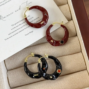 Retro C-shape hoop earrings in wine red and black enamel with 18K gold-plated hooks