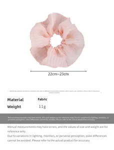Détail de la texture en gaze rose et diamètre de 22cm du chouchou pour cheveux