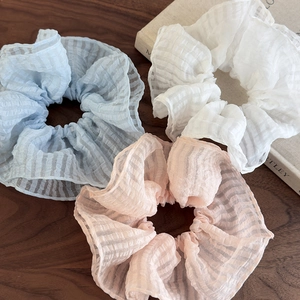 Trois chouchous de style coréen en seersucker bleu, crème et rose avec motifs à carreaux