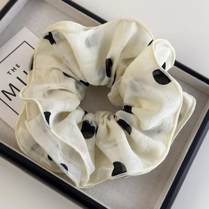 Chouchou élégant en mousseline blanc cassé à pois noirs avec un design à plusieurs couches