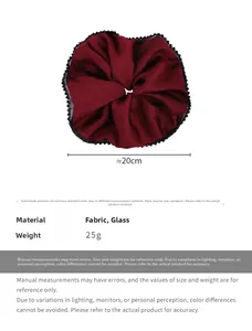 Détail du chouchou en satin bordeaux avec perles noires, diamètre de 20 cm pour femmes