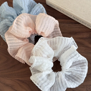 Lot de trois chouchous en gaze à carreaux aux tons pastel rose, bleu et blanc doux