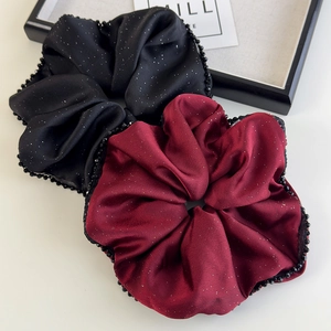 Chouchous en satin noir et rouge avec bordure en perles et paillettes étoilées
