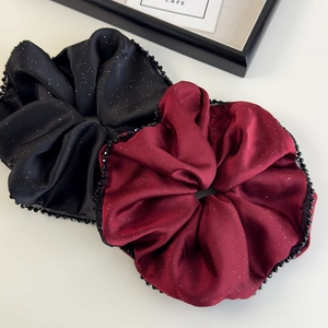 Chouchous en satin scintillant noir et bordeaux avec bordure en perles délicates