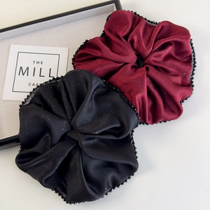 Chouchous élégants en satin noir et bordeaux avec des bords perlés délicats