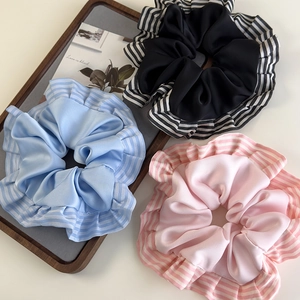 Lot de trois chouchous en satin avec bords rayés roses, bleus et noirs à volants