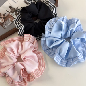 Lot de trois chouchous en satin bleu, rose et noir avec bordure plissée à rayures