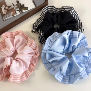 Lot de trois chouchous en satin rose, noir et bleu avec bordures plissées à rayures élégantes