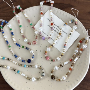 Colgantes de móvil hechos a mano con piedra natural, perlas y cuentas de cristal coloridas