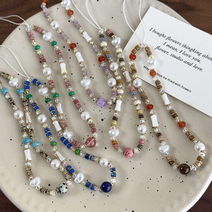 Colgante para móvil hecho a mano con piedras naturales, perlas y cuentas de cristal