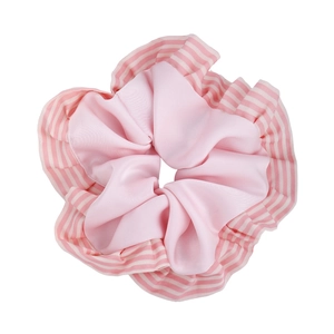 Chouchou en satin rose avec bords plissés à rayures au style esthétique de ballet