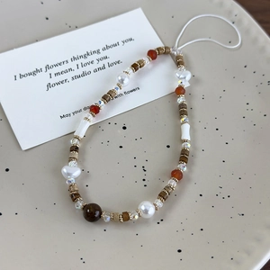 Detalle del cordón para móvil hecho a mano con perlas de piedra natural y cuentas de vidrio