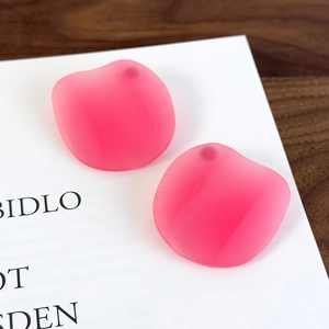 Rosa transparente Harzohrringe im Krabbenchips-Design mit strukturierter Oberfläche