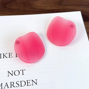 Rosa transparente Krabbenchips-Ohrringe mit matter Rippstruktur und Blütenblattform