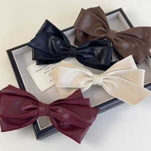 Lot de 4 barrettes à nœuds en cuir PU élégantes en noir, marron, crème et bordeaux chic