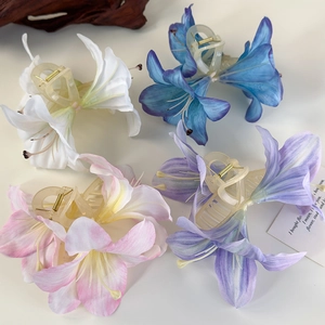 Elegante Lilien-Haarklammern in verschiedenen Farben aus hochwertigem Stoff und Harz
