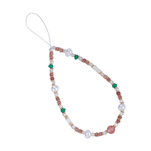 Correa de móvil con cuentas de colores, piedras naturales y perlas sobre fondo blanco
