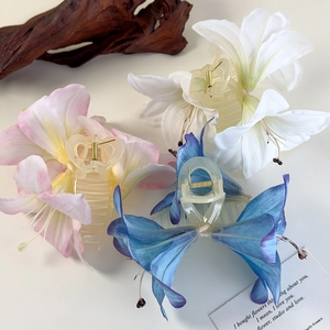 Elegante Lilien-Haarklammern in Pink, Blau und Weiß für minimalistische Frisuren