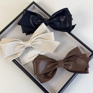 Ensemble de trois barrettes à nœud en cuir PU élégantes en noir, beige et marron foncé